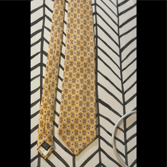 Round Tree Yorke Tie - Picture 2 of 5
